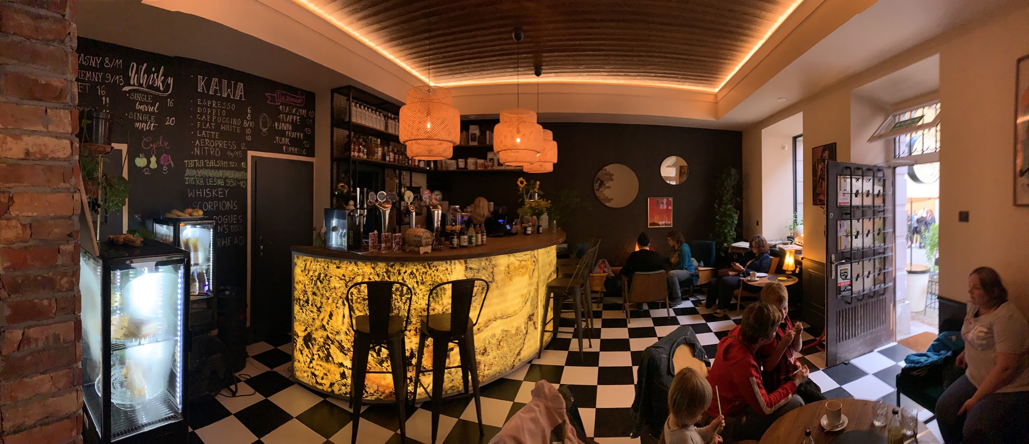 Goście we wnętrzu Świętego Spokoju w Lublinie
